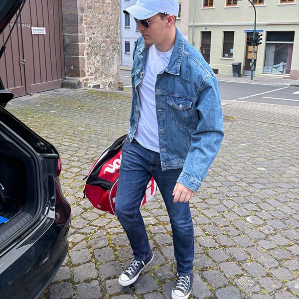 Lukas auf dem Weg zum Tennis