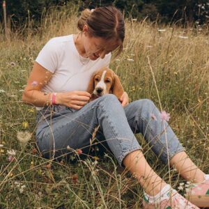 Hanna mit Cooper auf einer Blumenwiese