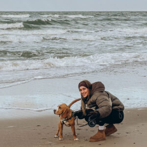 Hanna mit Cooper am Meer