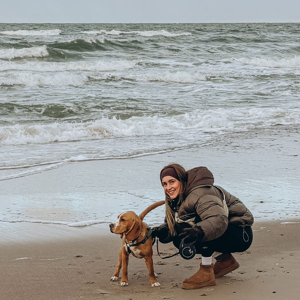 Hanna mit Cooper am Meer